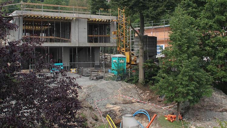 Die beiden Parzellen, die vom Grundstück Kesselweg 27 abgetrennt worden sind, dürften nach Ansicht des Ehepaars Weinhold nicht bebaut werden. Von Seiten der Stadt Kulmbach heißt es, dass die Baugenehmigung für die zwei Häuser in einem korrekten Verfahren erteilt worden ist. Foto: Stephan Tiroch