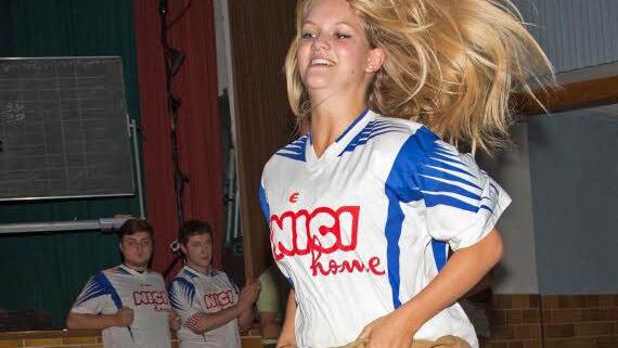 Vollen Einsatz beim Sackhüpfen zeigt hier Michelle Bechmann.  Foto: Klaus Gagel