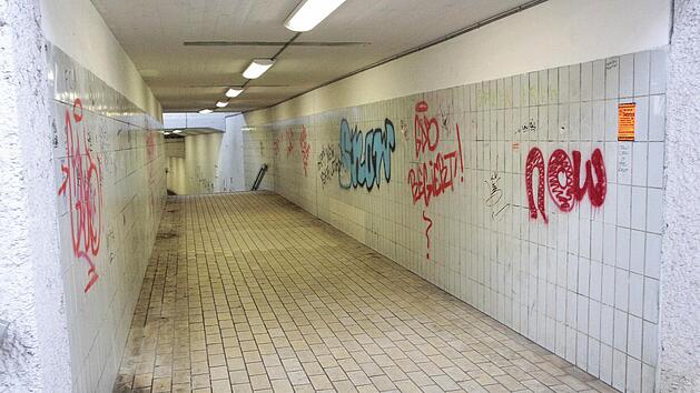Der Fu&szlig;g&auml;ngertunnel unter dem Bahnhof wird zur Leitungstrasse. Die Bahn wird einen Behelfsbr&uuml;cke erreichten. Foto: Josef Hofbauer