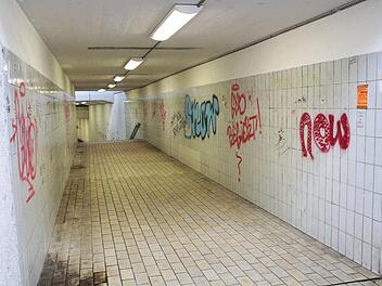 Der Fußgängertunnel unter dem Bahnhof wird zur Leitungstrasse. Die Bahn wird einen Behelfsbrücke erreichten. Foto: Josef Hofbauer