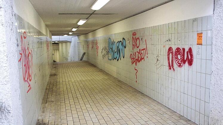 Der Fußgängertunnel unter dem Bahnhof wird zur Leitungstrasse. Die Bahn wird einen Behelfsbrücke erreichten. Foto: Josef Hofbauer