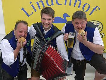 Na Mahlzeit: Für Mario Bamberger, Paul Schreiner und Jochen Kroner ist die Coburger Bratwurst etwas, an dem nicht gerüttelt werden darf. Deshalb haben die "Gaudi-Buam" der Coburger Traditionsspeise ein Lied geschrieben. Foto: Berthold Köhler