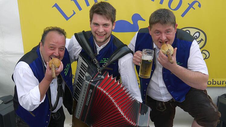 Na Mahlzeit: Für Mario Bamberger, Paul Schreiner und Jochen Kroner ist die Coburger Bratwurst etwas, an dem nicht gerüttelt werden darf. Deshalb haben die "Gaudi-Buam" der Coburger Traditionsspeise ein Lied geschrieben. Foto: Berthold Köhler