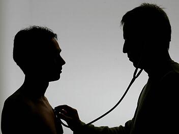 Immer mehr Patienten sehen sich als Opfer von Behandlungsfehlern. Foto: Soeren Stache, dpa