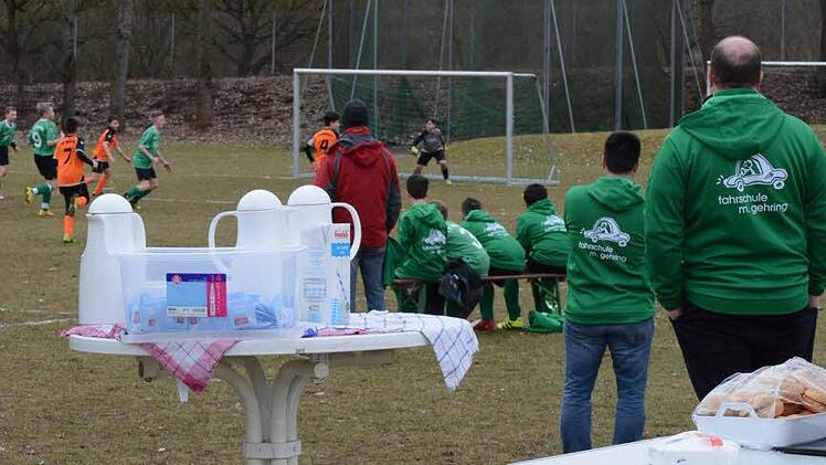 Stillleben mit Kaffee am Sportplatzrand beim U13-Kreisliga-Spiel der SG Wartmannsroth/Hammelburg gegen den TSV Wollbach. 2:0 gewann die SG auf dem Hammelburger Platz.  Foto: ssp