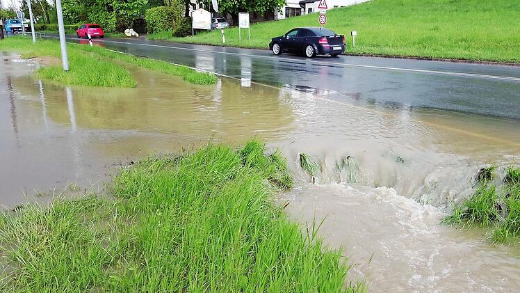 Die Gräben konnten das Wasser nicht mehr fassen.  Foto: Franz Galster