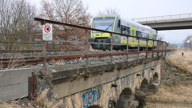 Die Eisenbahnbrücken in den Mainauen haben weit mehr als 100 Jahre auf dem Sandststeinbuckel. Für den Sommer plant die DB Netz AG eine umfassende Sanierung.Jochen Nützel