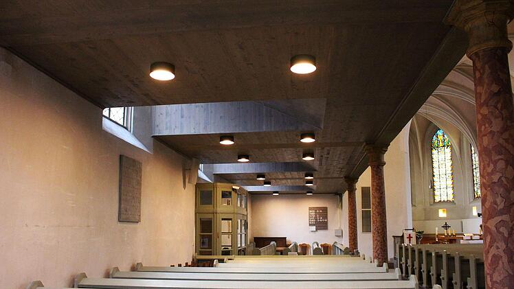 Die Verkleidung der Emporen wurde komplett erneuert und mit LED-Leuchten versehen. Foto: Ulrike Nauer