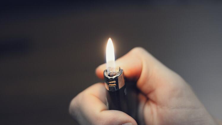 Ein bislang Unbekannter versuchte am Eingang der Bundesagentur für Arbeit in Nürnberg ein Feuer zu legen.
