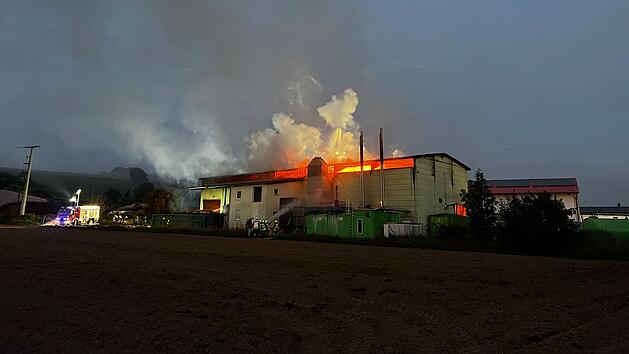 Meterhohe Flammen schlagen aus Holzlagerhalle: Massiver Schaden nach Gro&szlig;brand im Landkreis Bamberg