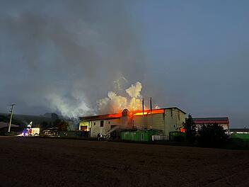 Meterhohe Flammen schlagen aus Holzlagerhalle: Massiver Schaden nach Großbrand im Landkreis Bamberg