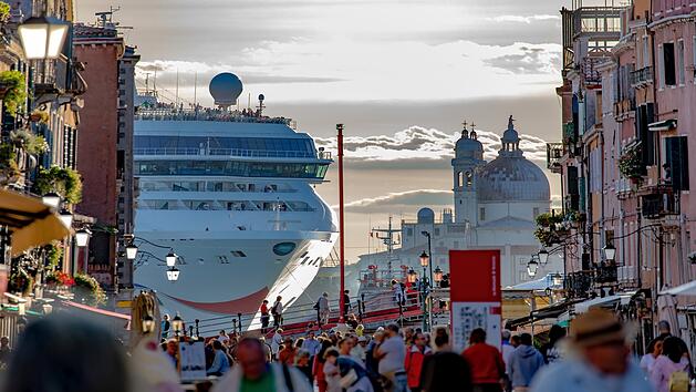 Die Sch&ouml;nheit Italiens, wie eine Szene aus einem Horrorfilm: ein gigantisches Kreuzfahrtschiff verl&auml;sst Venedig, Venezia.   Italy beauty, like a horror movie scene, gigantic cruise ship leaving Venice , Venezia Italy beauty, like a horror movie scene, gigantic cruise ship leaving Venice , Venezia Italy beauty, like a horror movie scene, gigantic cruise ship leaving Venice , Venezia, Massentourismus, Overtourism