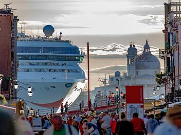 Die Sch&ouml;nheit Italiens, wie eine Szene aus einem Horrorfilm: ein gigantisches Kreuzfahrtschiff verl&auml;sst Venedig, Venezia.   Italy beauty, like a horror movie scene, gigantic cruise ship leaving Venice , Venezia Italy beauty, like a horror movie scene, gigantic cruise ship leaving Venice , Venezia Italy beauty, like a horror movie scene, gigantic cruise ship leaving Venice , Venezia, Massentourismus, Overtourism