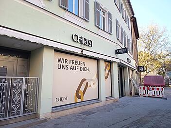 Eine neue Filiale der Juwelierkette Christ in Bamberg. Das Schaufenster zeigt den Satz: "WIR FREUEN UNS AUF DICH." Der Laden bietet Schmuck, Uhren und Services.