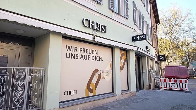 Eine neue Filiale der Juwelierkette Christ in Bamberg. Das Schaufenster zeigt den Satz: "WIR FREUEN UNS AUF DICH." Der Laden bietet Schmuck, Uhren und Services.