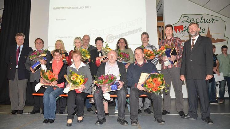 Die Jubilare der Firma Rauschert, die f&uuml;r 25- und 40-j&auml;hrige Treue geehrt wurden. Mit im Bild Gesch&auml;ftsf&uuml;hrer Dr. Richard Metzler (stehend, links), Werksleiter Roland Neubauer (stehend, rechts) und Betriebsrat Thomas Daum (stehend, F&uuml;nfter v.l.) Foto: Karl-Heinz Hofmann