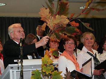Bunt wie Herbstlaub - im Bild Moderator Oskar Fuchs - war auch das Programm des Konzerts. Foto: Evi Seeger