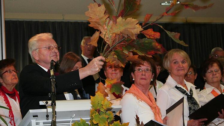 Bunt wie Herbstlaub - im Bild Moderator Oskar Fuchs - war auch das Programm des Konzerts. Foto: Evi Seeger