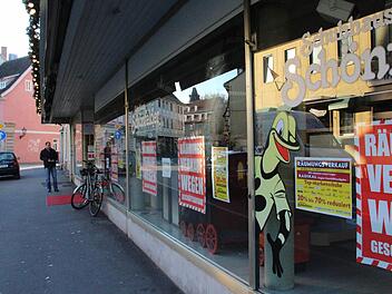 Im Schuhhaus Schönfelder in der Heiligkreuzstraße läuft der Räumungsverkauf.