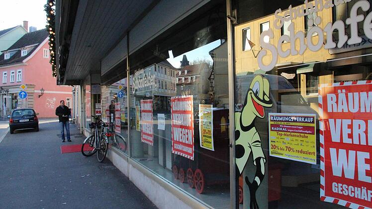 Im Schuhhaus Schönfelder in der Heiligkreuzstraße läuft der Räumungsverkauf.
