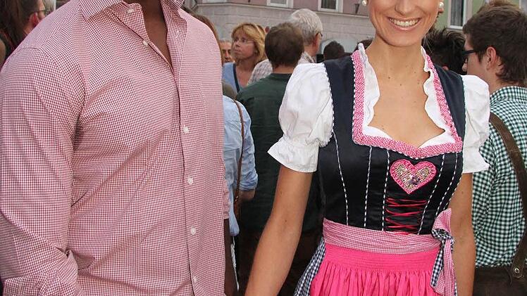 Hand in Hand bahnen sich Anne-Kathrin Kosch und Thierry Bisso den Weg durchs Gedränge. "Wow, da sind richtig viele Leute", staunt die Miss Germany und freut sich auf die Superstimmung im Zelt.