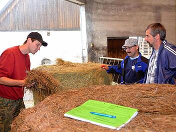 Sebastian Hüfner aus Untererthal absolviert seine betrieblichen Abschlussprüfung zum Landwirt. Unser Bild zeigt ihn mit den Prüfern Stefan Büttner (Mitte) und Herbert Kohl (rechts). Foto: Peter Rauch