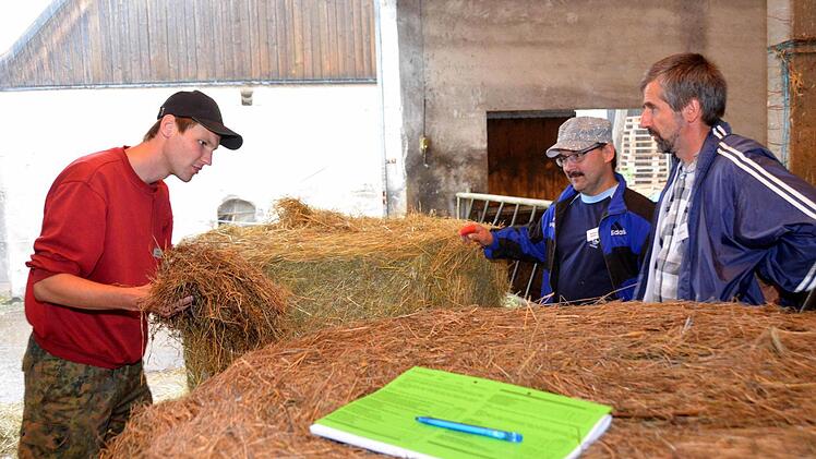 Sebastian Hüfner aus Untererthal absolviert seine betrieblichen Abschlussprüfung zum Landwirt. Unser Bild zeigt ihn mit den Prüfern Stefan Büttner (Mitte) und Herbert Kohl (rechts). Foto: Peter Rauch