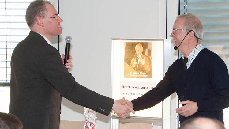Michael Weiß (l.) begrüßte Helmut Pfleger. Foto: Maria Leicht