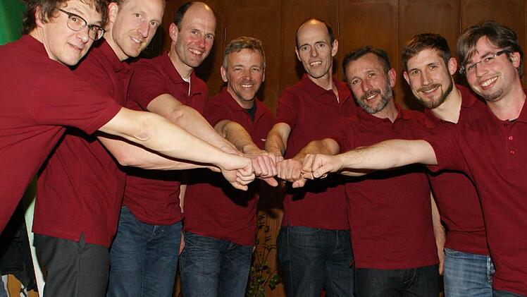 Freiwasser-Schwimm-Weltmeister Thomas Lurz (Zweiter von links) unterstützt das Organisationsteam des Mainathlon. Der erste Eltmanner Triathlon wird am 18. Juli stattfinden. Von links Jens Witthüser, Thomas Lurz, Matthias Pfuhlmann, Ralf Steinhäuser, Uli Pfuhlmann, Ralf Köbrich, Johannes Kleppner (Moderator) und Johannes Michel (Pressesprecher).