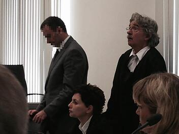 Rechtsanwalt Klaus Bernsmann (rechts) und der angeklagte ehemalige Chefarzt Heinz W. zweifeln daran, dass der Gutachter seine Stellungnahme unvoreingenommen geschrieben hat. Foto: Anna Lienhardt