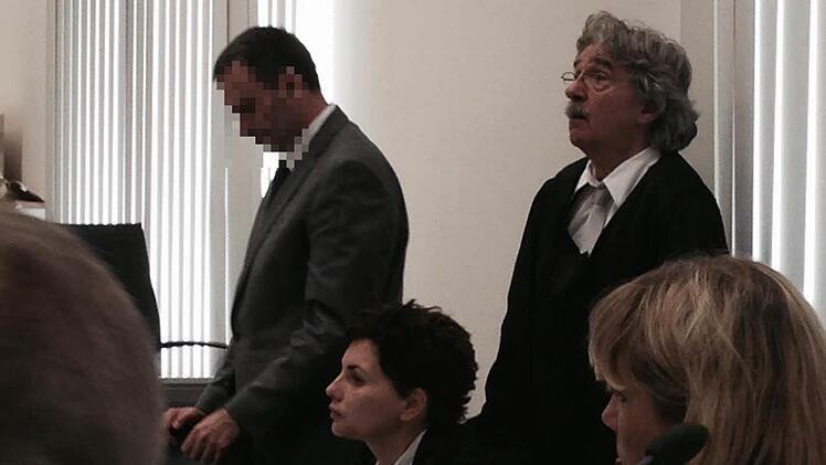 Rechtsanwalt Klaus Bernsmann (rechts) und der angeklagte ehemalige Chefarzt Heinz W. zweifeln daran, dass der Gutachter seine Stellungnahme unvoreingenommen geschrieben hat. Foto: Anna Lienhardt