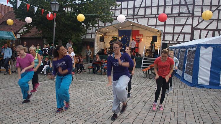 Die Zumbagruppe des FC Eltingshausen zeigte beim Dorffest ihr Können. Foto: Stefan Geiger