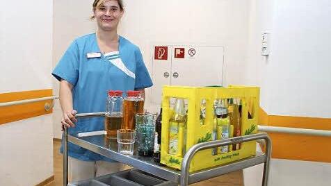 Hell und freundlich sind die Farben im renovierten BRK-Seniorenheim Marktleugast. Die Zimmer und Flure - hier ist Pflegehelferin Patricia Pawliszak mit ihrem Getränkewagen unterwegs ...