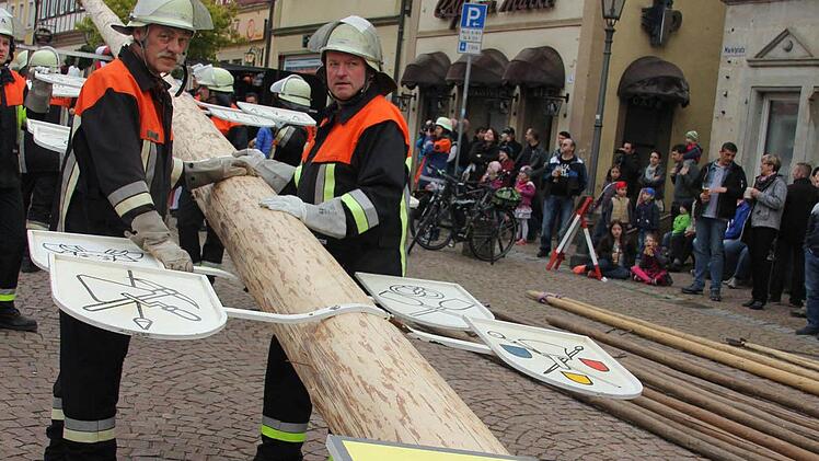 Auch der Bürgermeister langte mit zu.Foto: Ralf Kestel