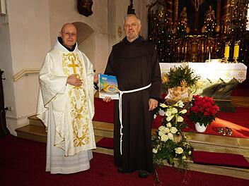 Pater Georg Andlinger (l.) übergab den Erlös des Adventsmarktes an Pater Alfons Schumacher (rechts), den Leiter der Franziskaner-Mission.  Foto: Marion Eckert