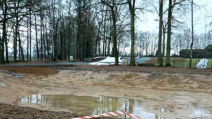 Kupferberg und Ludwigschorgast müssen für ihr gemeinsames Abwassersystem ein zusätzliches Rückhaltebecken bauen. Dieses Foto entstand am Hegnabrunner Schulweg. Symbolbild: Werner Reißaus