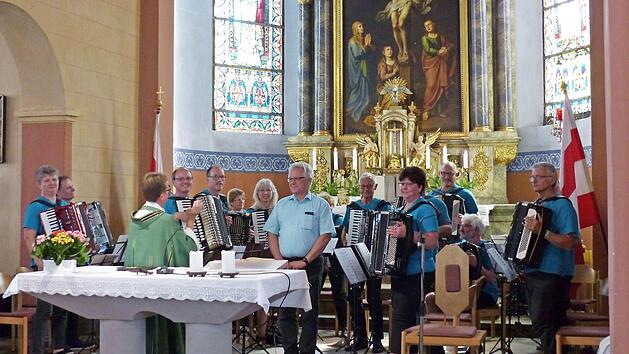 Das Orchester in der Pfarrkirche St. Michael in Heroldsbach Foto: privat