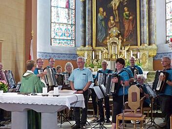Das Orchester in der Pfarrkirche St. Michael in Heroldsbach Foto: privat