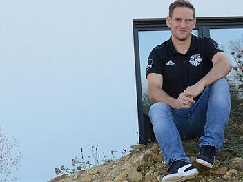 Alexander M&uuml;ller spielt bei der SG Oerlenbach/Ebenhausen eine Hauptrolle. Im Interview spricht er &uuml;ber den Saisonverlauf, Jogi L&ouml;w und warum es ihn zur&uuml;ck zu seinem Heimatverein zog.J&uuml;rgen Schmitt