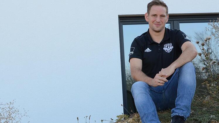 Alexander M&uuml;ller spielt bei der SG Oerlenbach/Ebenhausen eine Hauptrolle. Im Interview spricht er &uuml;ber den Saisonverlauf, Jogi L&ouml;w und warum es ihn zur&uuml;ck zu seinem Heimatverein zog.J&uuml;rgen Schmitt