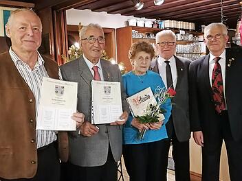 Ehrungen gab es beim Gesangverein "1878" Hummendorf (von links): Walter Tschierschky, Hermann Leppert, Christa Bauer, Sängergruppe-Frankenwald-Vorsitzender Bernhard Zipfel und stellvertretender Vorsitzender Otto Roth. Foto: Annerose Oßwald