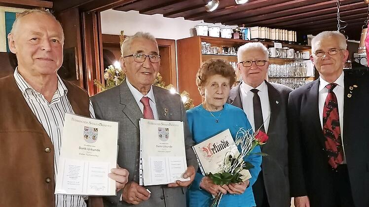 Ehrungen gab es beim Gesangverein "1878" Hummendorf (von links): Walter Tschierschky, Hermann Leppert, Christa Bauer, Sängergruppe-Frankenwald-Vorsitzender Bernhard Zipfel und stellvertretender Vorsitzender Otto Roth. Foto: Annerose Oßwald