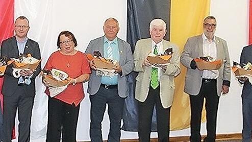 Verabschiedet wurden beim Ehrenabend folgende ehemalige Stadtr&auml;te (von links): R&uuml;diger Ebert, Rainer Kaffer, Brunhilde Giegold, Werner Riegel (nur in seiner Funktion als Dritter B&uuml;rgermeister; er bleibt Stadtrat), Manfred Fausten, Werner Freibott und Fabian Weber.  Fotos: Helmut Will