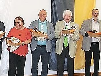 Verabschiedet wurden beim Ehrenabend folgende ehemalige Stadträte (von links): Rüdiger Ebert, Rainer Kaffer, Brunhilde Giegold, Werner Riegel (nur in seiner Funktion als Dritter Bürgermeister; er bleibt Stadtrat), Manfred Fausten, Werner Freibott und Fabian Weber.  Fotos: Helmut Will