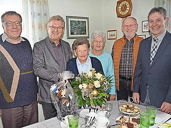 Gratulation zum 100. Geburtstag von Martha L&ouml;ffler in Burggrub: von links Pfarrer Michael Foltin, B&uuml;rgermeister Rainer Detsch, Jubilarin Martha L&ouml;ffler, Elke Toesko (Tochter), Edgar L&ouml;ffler (Sohn) und Landratsstellvertreter Gerhard Wunder