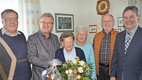 Gratulation zum 100. Geburtstag von Martha Löffler in Burggrub: von links Pfarrer Michael Foltin, Bürgermeister Rainer Detsch, Jubilarin Martha Löffler, Elke Toesko (Tochter), Edgar Löffler (Sohn) und Landratsstellvertreter Gerhard Wunder