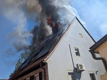 Etwashausen: Politiker Uwe Hartmann fassungslos - nach Brandanschlag auf sein Auto brannte nun auch sein Haus