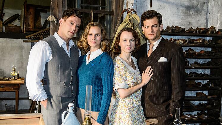 Die Geschichte der Dassler-Br&uuml;der kann nicht ohne die ihrer Frauen erz&auml;hlt werden. Im RTL-Event-Movie wird das Quartett verk&ouml;rpert von (von links): Ken Duken (als Adi Dassler), Picco von Groote (als dessen Frau K&auml;the Martz-Dassler), Nadja Becker (als Rudis Frau Friedl Strasser-Dassler) und Rudi Dassler (Torben Liebrecht).