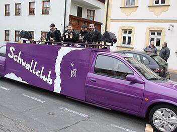 Der Schwallclub hat die Wachenrother Kerwa vor vielen Jahren wiederbelebt und unterstützt auch heute noch die Kirchweihjugend. Heuer kündigte ein umgebauter Opel den Umzug an. Fotos: Sonja Werner