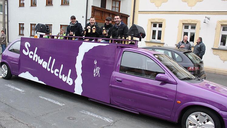 Der Schwallclub hat die Wachenrother Kerwa vor vielen Jahren wiederbelebt und unterstützt auch heute noch die Kirchweihjugend. Heuer kündigte ein umgebauter Opel den Umzug an. Fotos: Sonja Werner